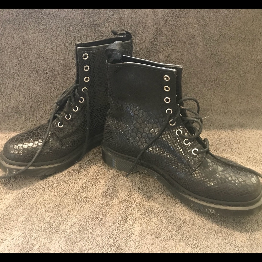 PRISTINE NIB SZ 9 BLACK DR. MARTENS